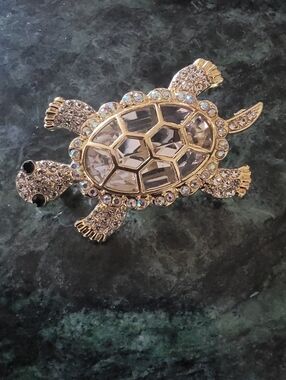 Rhinestone Turtle Brooch - Gold Tone